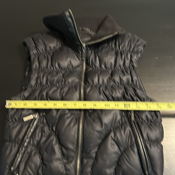 Express Quilted Black Vest with Zipper Pockets - Picture 3 of 6